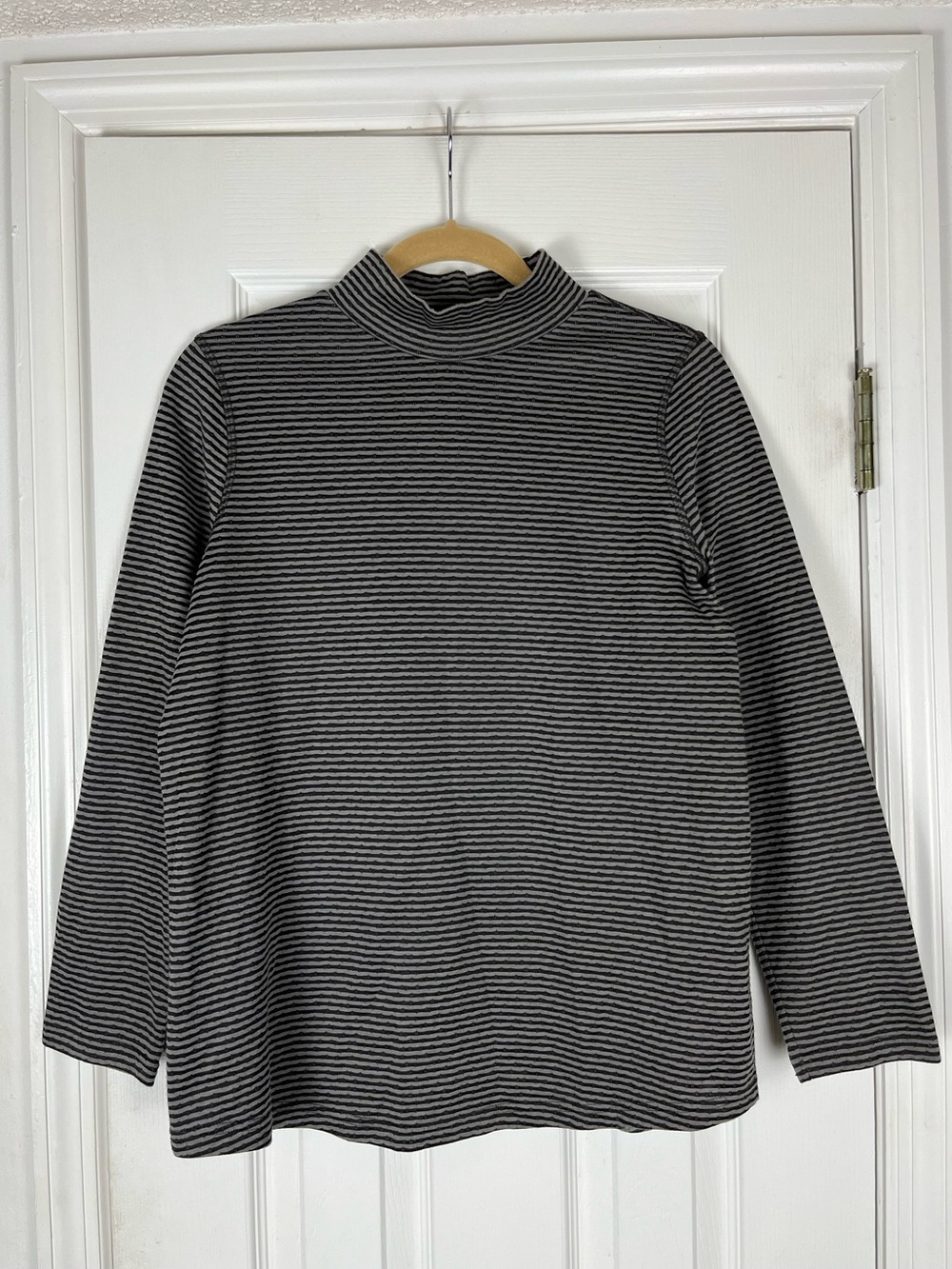 Chico’s Zenergy Gray/Black Stripe Mock Neck Shirt Chico’s Sz 1 / US 8/10